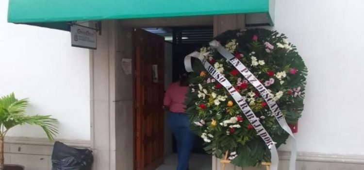Lo suspenden por dejar entrar arreglo fúnebre al Ayuntamiento