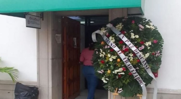 Lo suspenden por dejar entrar arreglo fúnebre al Ayuntamiento