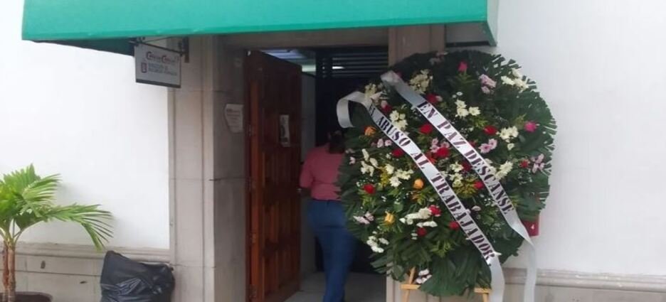 Lo suspenden por dejar entrar arreglo fúnebre al Ayuntamiento