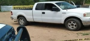 Encuentran un cuerpo al interior de una camioneta