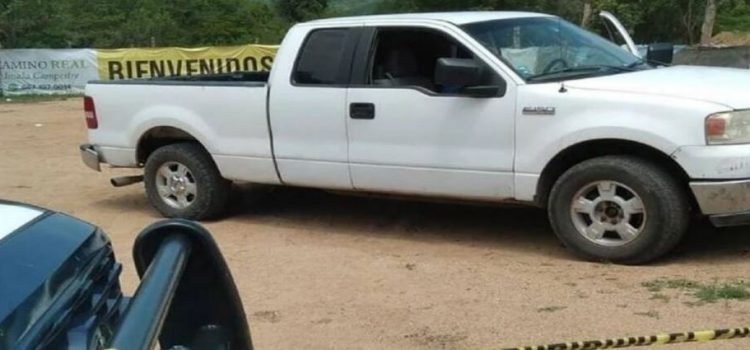 Encuentran un cuerpo al interior de una camioneta Encuentran un cuerpo al interior de una camioneta