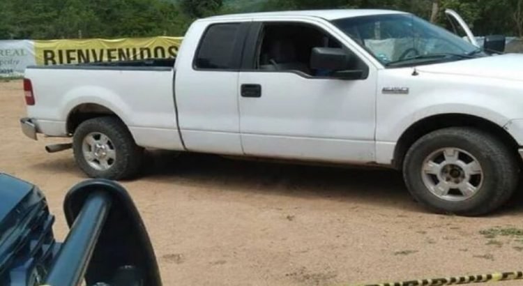 Encuentran un cuerpo al interior de una camioneta