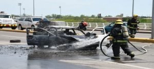 Automóvil termina incendiado en el bulevar Rolando Arjona