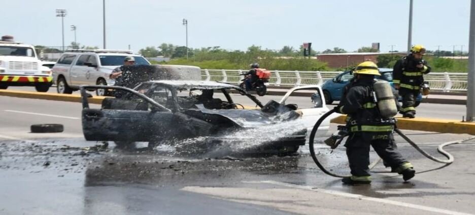 Automóvil termina incendiado en el bulevar Rolando Arjona