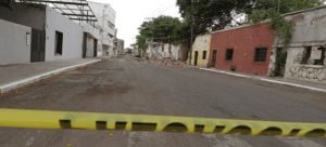 Daños en el alumbrado público por caída de fachada de una casa antigua