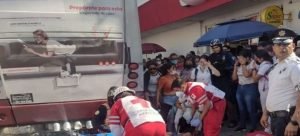 Hombre es atropellado en el primer cuadro de la ciudad