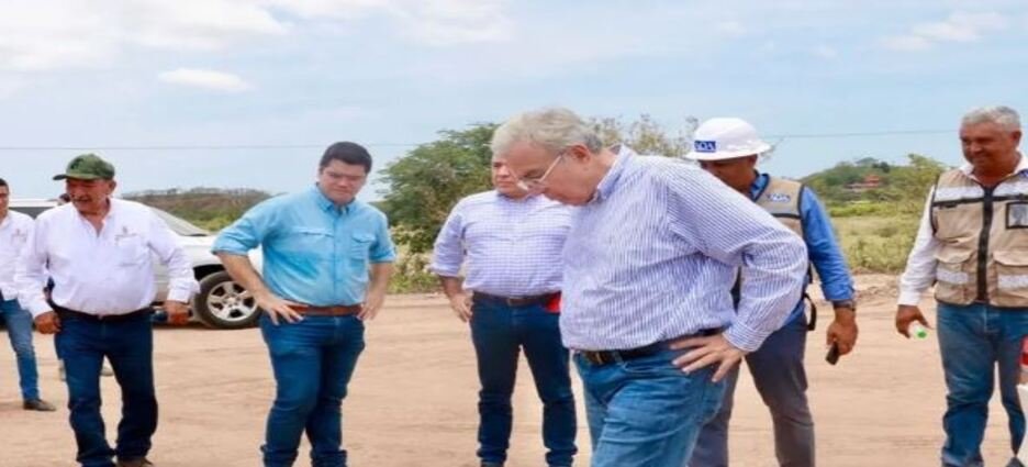 Rubén Rocha supervisa la construcción del puente El Quelite