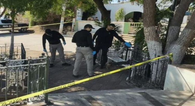 Encuentran muerto a un hombre en una banca