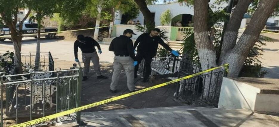 Encuentran muerto a un hombre en una banca