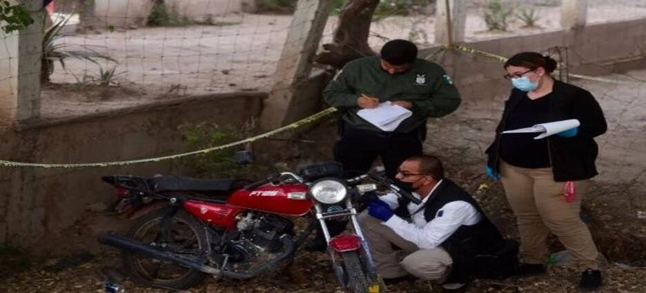 Derrapa en su motocicleta y pierde la vida