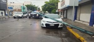 Automóvil aplastado por poste de luz