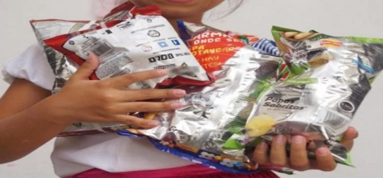 Intentan prohibir venta de dulces, refrescos y frituras amenores de edad