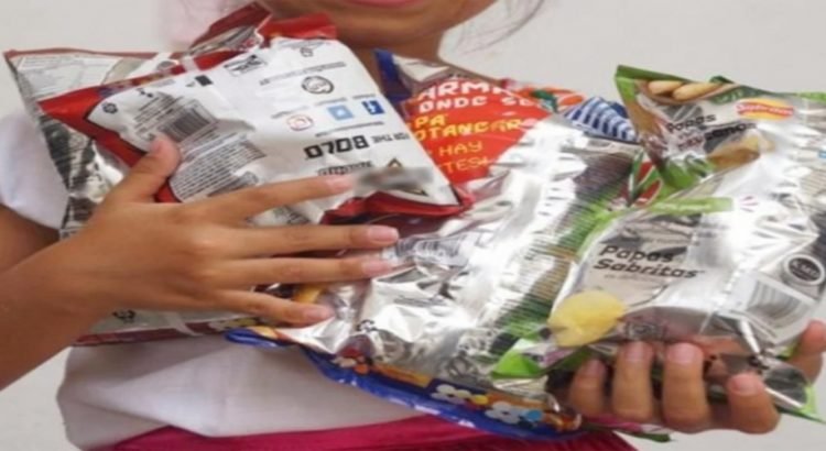 Intentan prohibir venta de dulces, refrescos y frituras amenores de edad