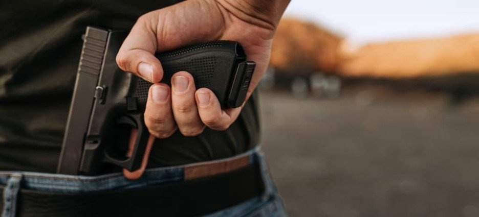 Destituido el funcionario Adolfo Guadalupe Cerna Sánchez por posesión de arma