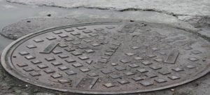 Lo encuentran robando tapa de alcantarilla