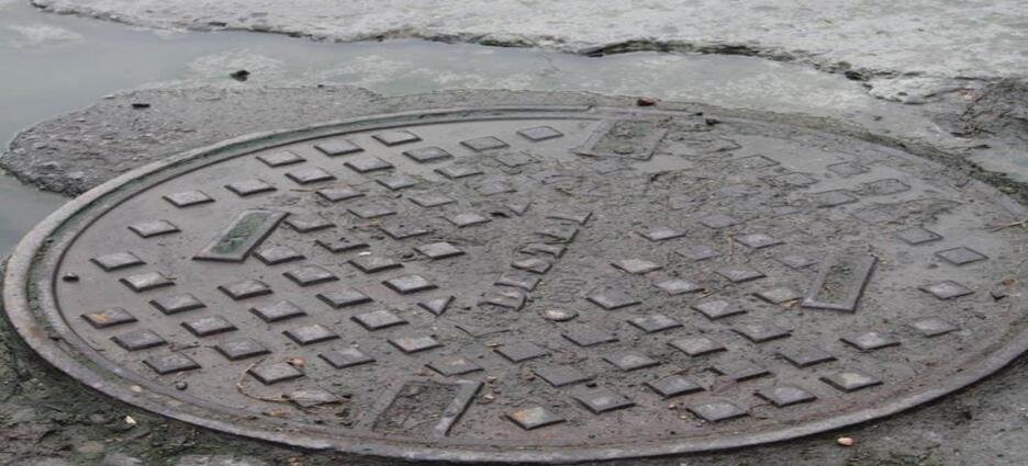 Lo encuentran robando tapa de alcantarilla