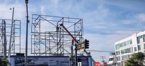 Retiran espectaculares en mal estado