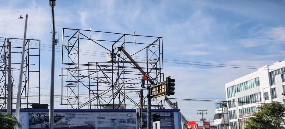 Retiran espectaculares en mal estado