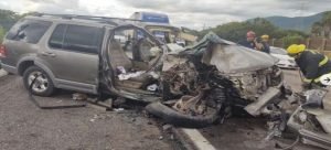 Mujer queda prensada en su camioneta