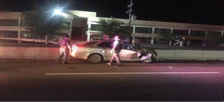 Se impacta contra muro de contención y sale ileso