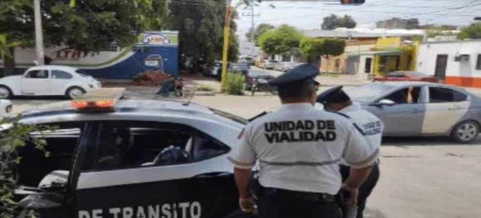 Vehículo del aeropuerto impacta una motocicleta