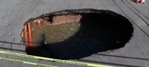 Se abre socavón y pone en riesgo a los ciudadanos