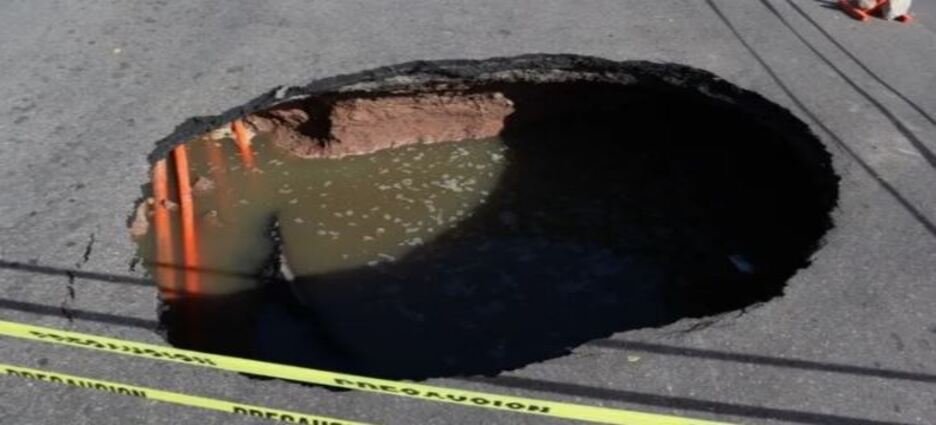 Se abre socavón y pone en riesgo a los ciudadanos