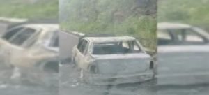 Automóvil calcinado en la carretera México 15