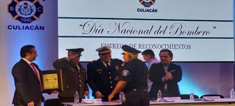 Dan reconocimiento a bomberos de Culiacán