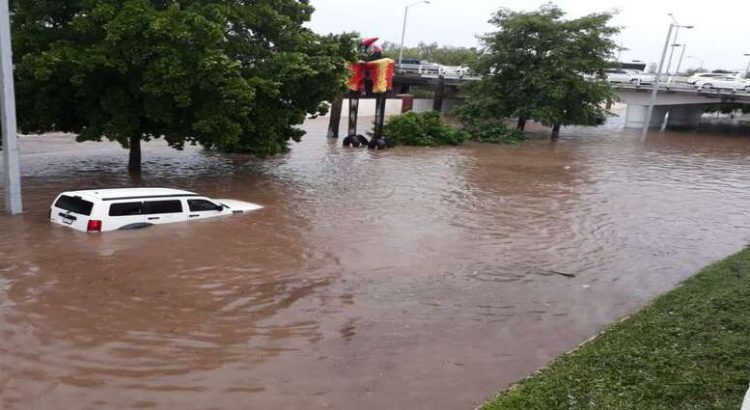 Fuertes lluvias en la ciudad arrastran a personas y vehículos