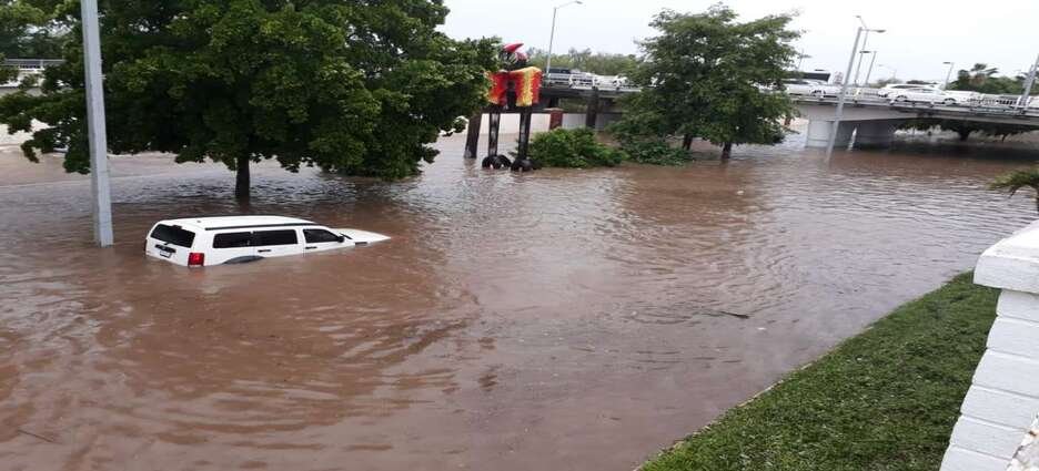 Fuertes lluvias en la ciudad arrastran a personas y vehículos