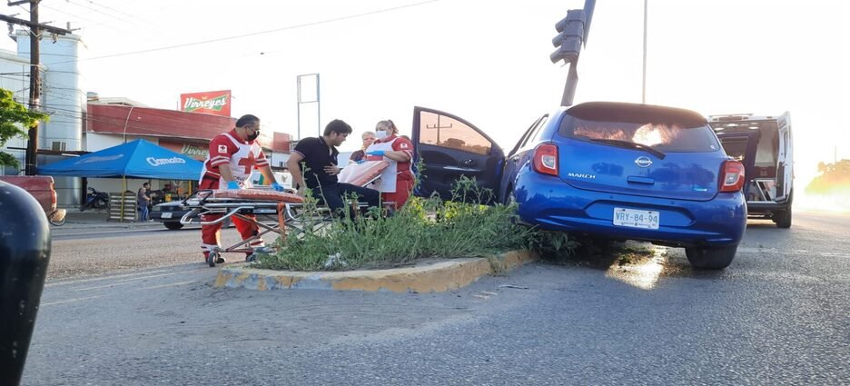 Vehículo se impacta contra un semáforo