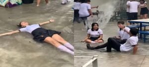 Estudiantes nadan en las inundaciones de su escuela
