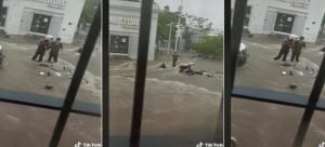 Rescatan a motociclista de ser arrastrado por las lluvias