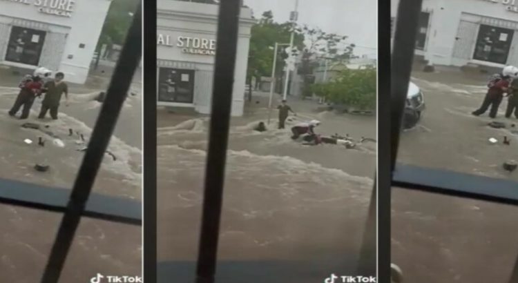 Rescatan a motociclista de ser arrastrado por las lluvias