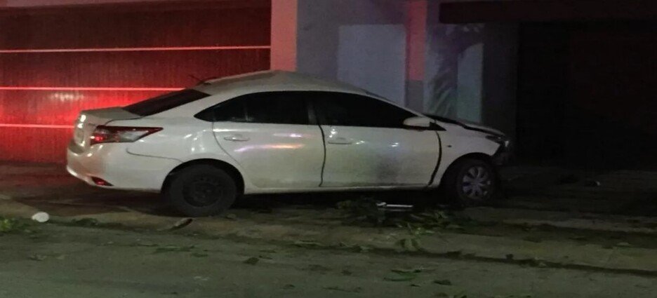 Auto se impacta contra una vivienda
