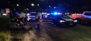 Familia a bordos de una motocicleta se accidenta