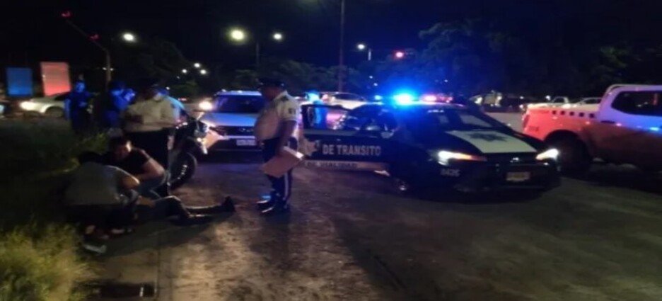 Familia a bordos de una motocicleta se accidenta