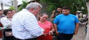 El alcalde y el gobernador entregaron apoyos a damnificados