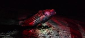 Automóvil termina volcado en un canal