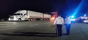 Joven pierde la vida al ser arrollado por un tráiler