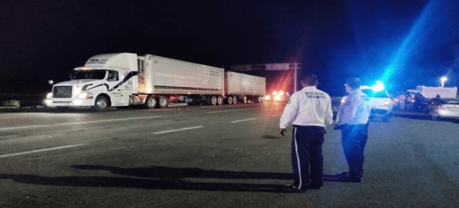 Joven pierde la vida al ser arrollado por un tráiler