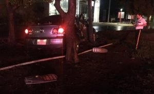 Mujer se impacta contra una luminaria