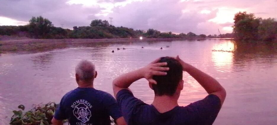 Joven es arrastrado por la corriente