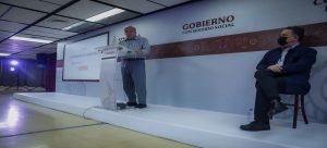 El gobernador critica que no se suspendieran a tiempo las clases