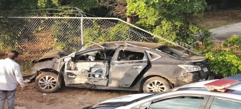 Trata de huir de unos asaltantes y se impacta contra un muro