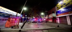 Tráiler ocasiona caos al derrumbar postes de luz