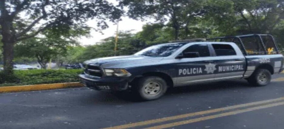 Oficiales municipales atropellan a una pareja de adultos mayores