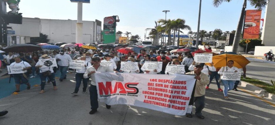 Se manifiestan familias de desplazados del MASS