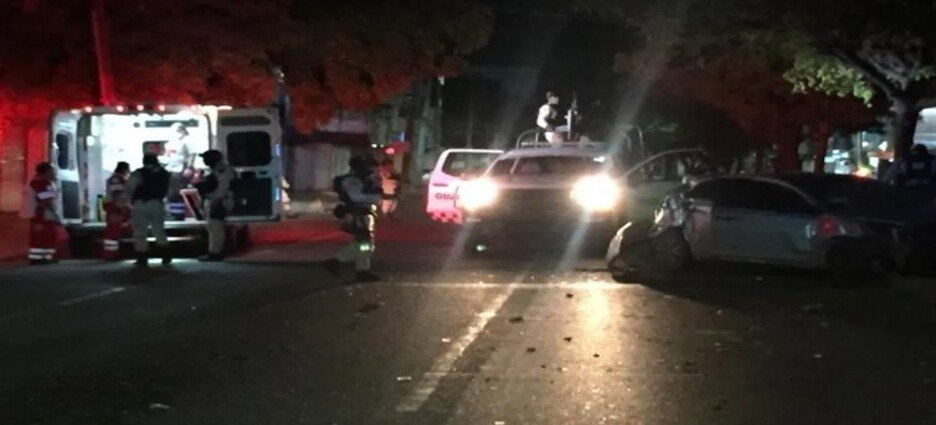 Dos personas resultan lesionadas al impactarse contra la Guardia Nacional